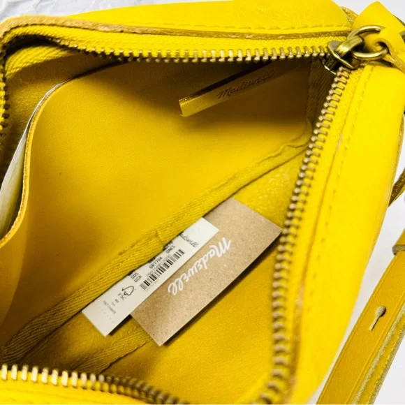 Madewell mini The Leather Carabiner Crossbody Bag In Gilded Chartreuse - Picture 4 of 6